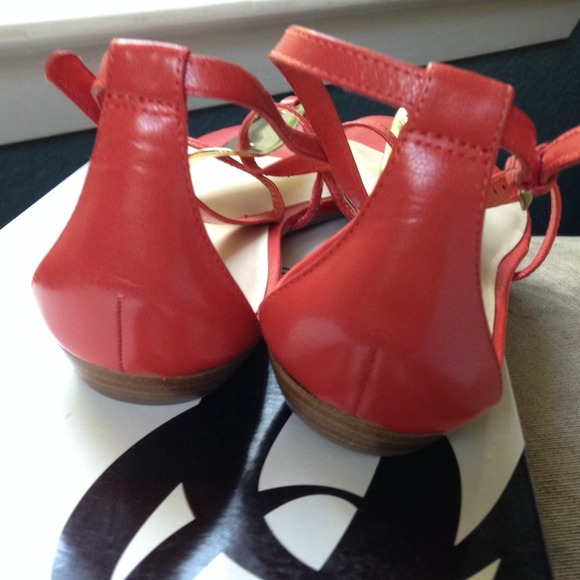 NEW Blood Orange Nine West Gold Plate Thong Sandal - Picture 4 of 4