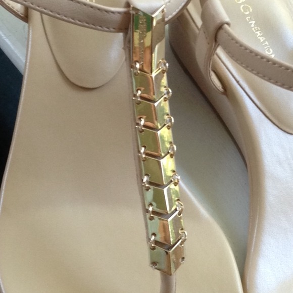 SOLD BCBG Tan Vegan Thong Sandals Gold Chevrons - Picture 2 of 4
