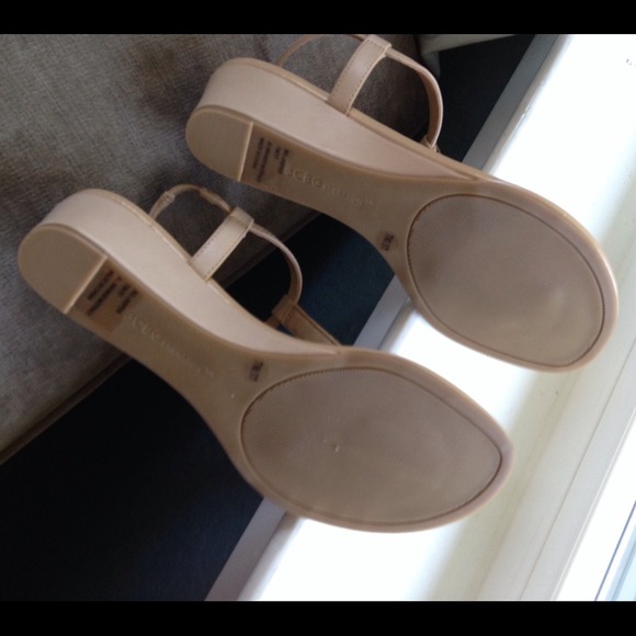 SOLD BCBG Tan Vegan Thong Sandals Gold Chevrons - Picture 3 of 4