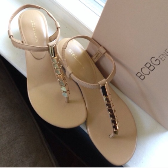 SOLD BCBG Tan Vegan Thong Sandals Gold Chevrons - Picture 4 of 4