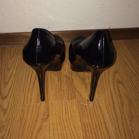 F21 black heels - Picture 2 of 4