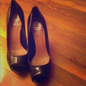 👠 Vince Camuto peep toe patent leather pump