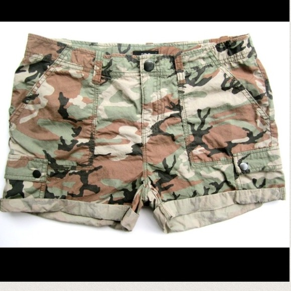 BDG Camo shorts 💚