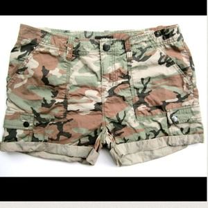 BDG Camo shorts 💚