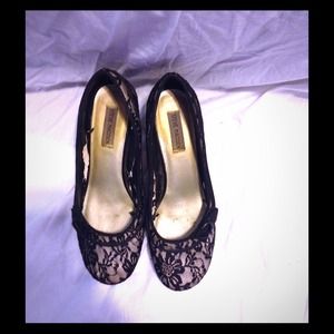 LAST CHANCE Black/cream Lace Kitten Pumps with Bow