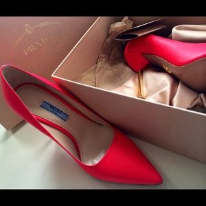 BRAND NEW "PRADA SAFFIANO"
LEATHERPUMPS ROSA COLOR