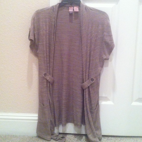 ❌SOLD❌cardigan w/pockets and button detail