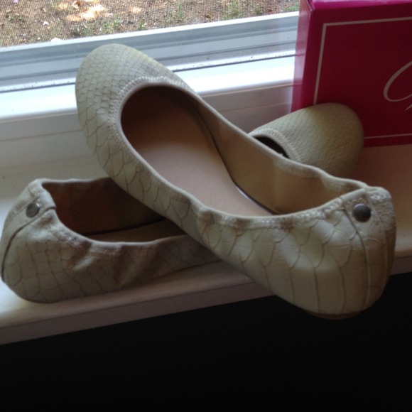 ::SOLD:: Ivory White Reptile Vegan Ballet Flats - Picture 3 of 4