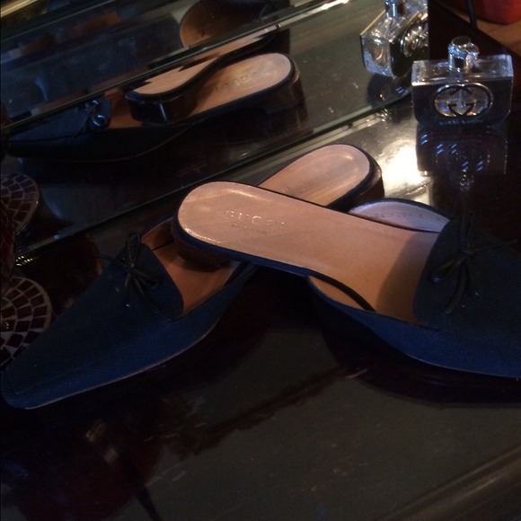 ⛔️REDUCED BLACK GUCCI SLIDE W/ DARK WOOD HEEL - Picture 2 of 4