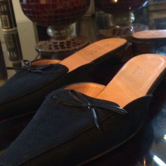 ⛔️REDUCED BLACK GUCCI SLIDE W/ DARK WOOD HEEL - Picture 4 of 4