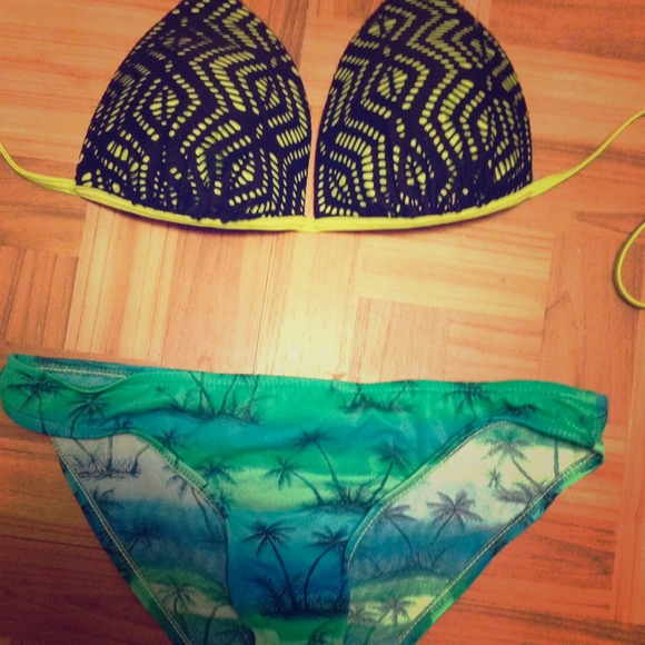 Hawaiian style bikini set