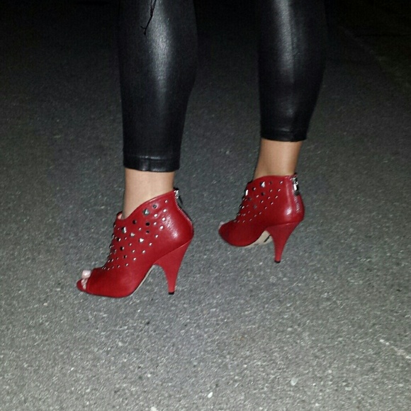 Vince camuto red leather peep toe booties