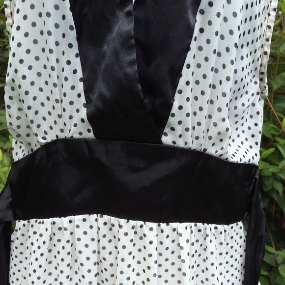 Adorable and fun black and white polka dot dress - Picture 2 of 4