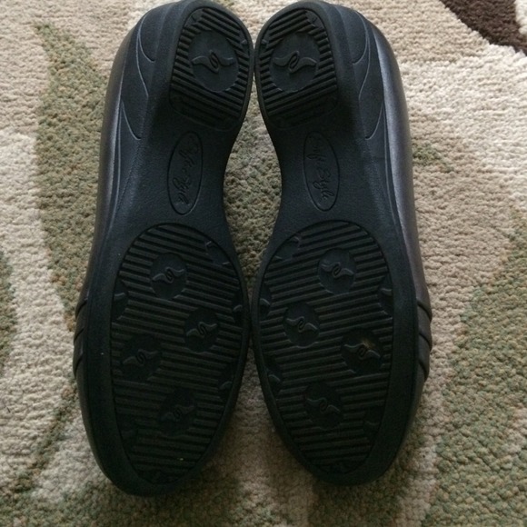 SOFT STYLE silver dress shoes . Size 7.5