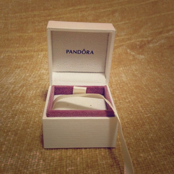 🚨REDUCED🚨Pandora box with ribbon