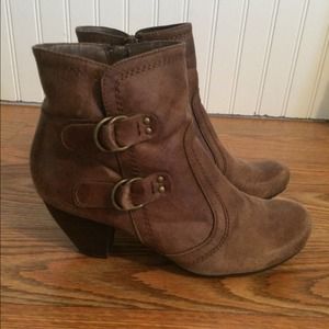 Heeled brown boots