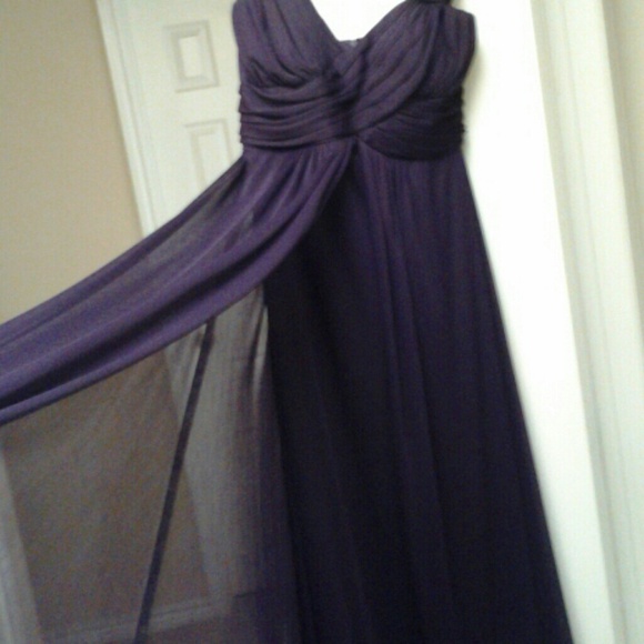 Lovely Gown - Picture 2 of 2