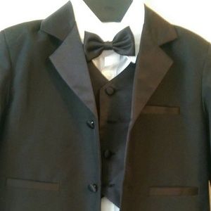 Handsome Man!!!! Worn 1 time for 2 hours!!!!!!!!!