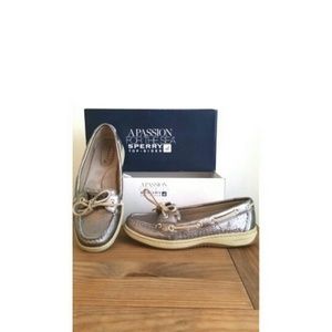 SPERRY Angelfish in pewtr/char glitter. SO CUTE!