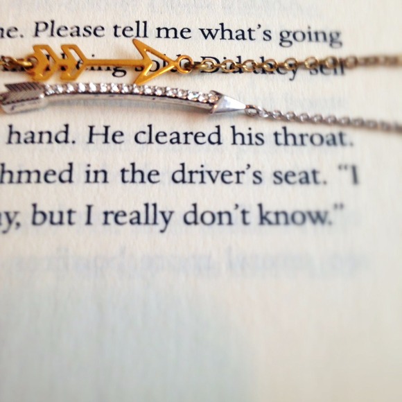 3⃣ Bundled Delicate Arrow Bracelets 👯💕♐️