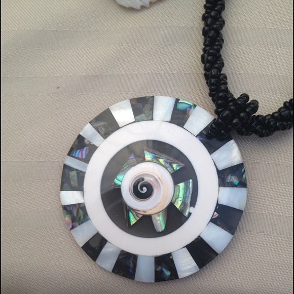 HOLD!The Roundabout abalone and shell pedant - Picture 2 of 2