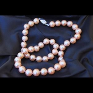 Pink pearls necklace