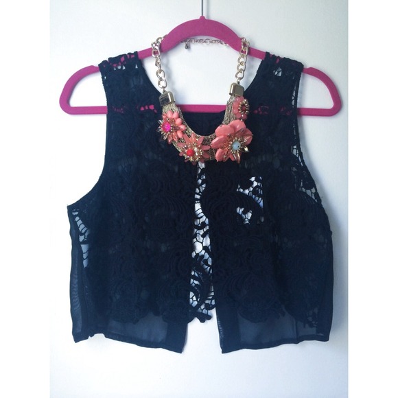 Tops - 🚫sold in bundle🚫Lace crop top🎀