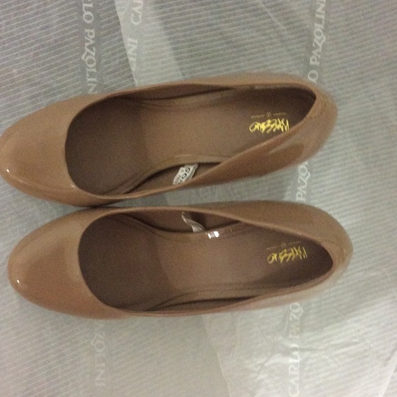 Shoes - Picture 1 of 3