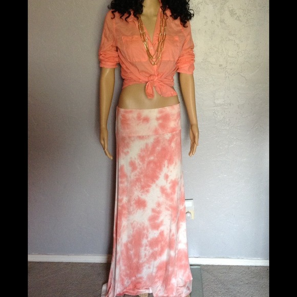 Dresses & Skirts - NEW. Peach and Cream Foldover Skirt/No Trades