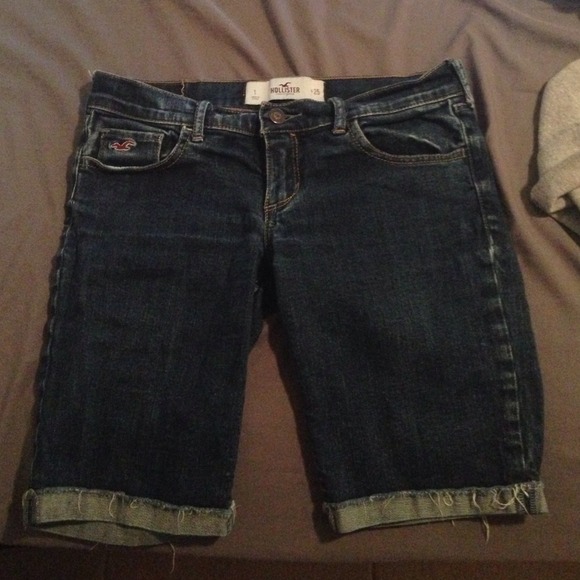 Hollister shorts really a size 1 in Hollister!! - Picture 1 of 3