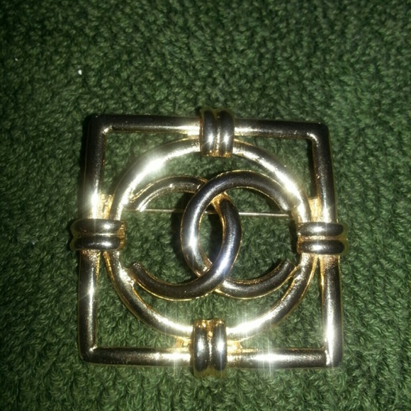 Chanel brouch