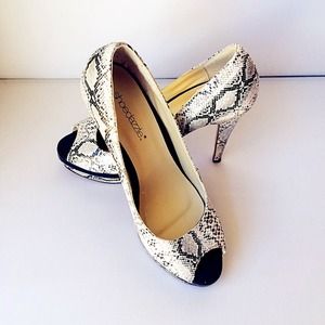 NIB Snake skin high heels pumps, black and white