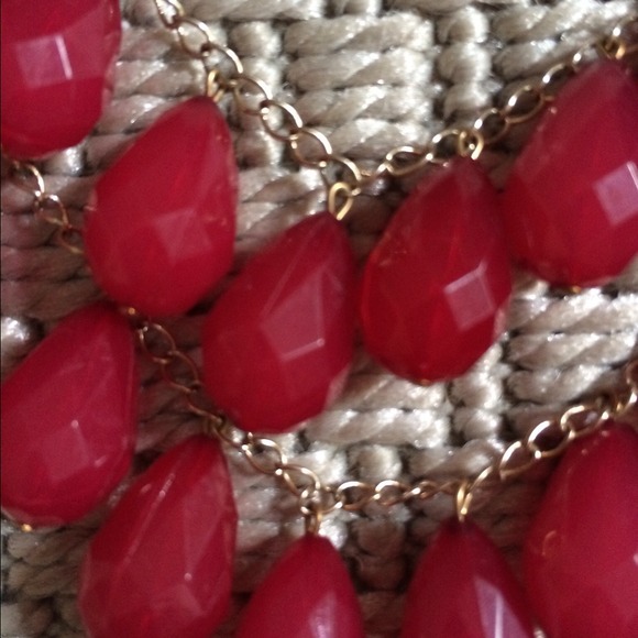 Raspberry statement necklace - Picture 2 of 3
