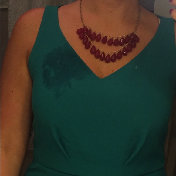 Raspberry statement necklace - Picture 3 of 3