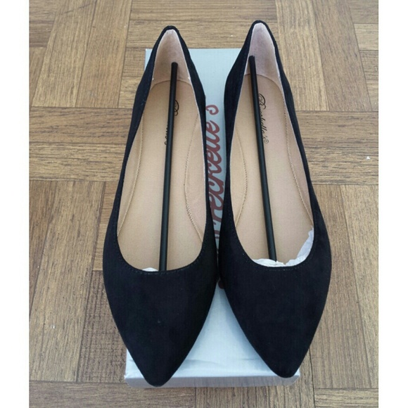 NIB Black Pointed Flats