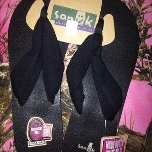 Brand new women's Sanuks