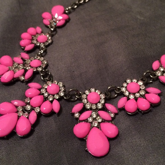 🚫BUNDLED🚫Fabulous pink statement necklace - Picture 2 of 3
