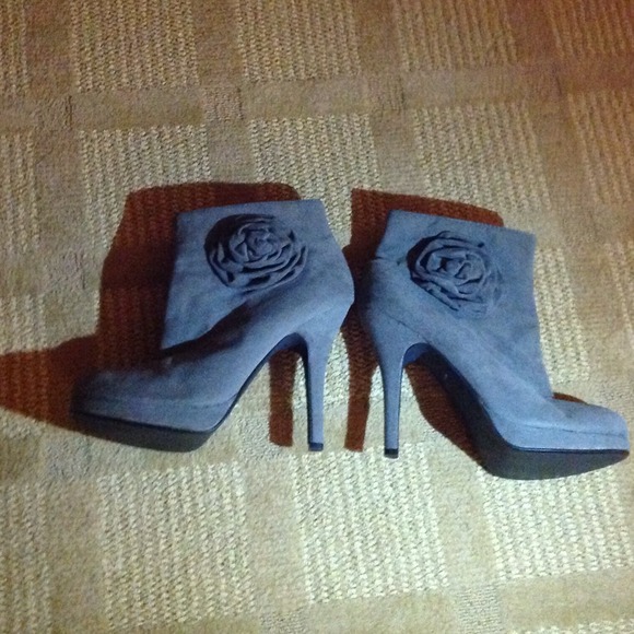 Grey Pumps - Picture 2 of 4