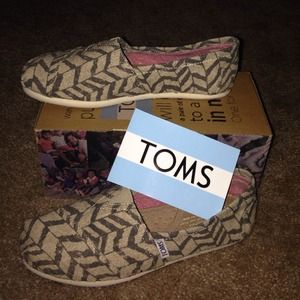 TOMS size 5.5 Natural Zebra zag