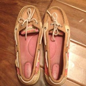 Gorgeous Brown leather Sperrys with flower detail!