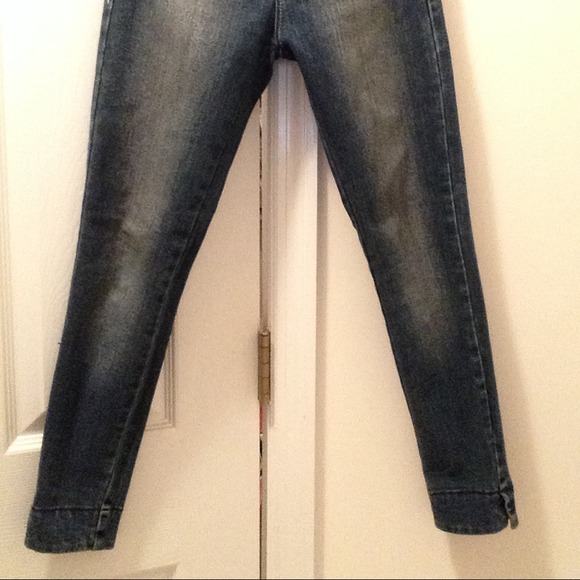 Skinny jeans with a slit at the tip - Picture 2 of 4