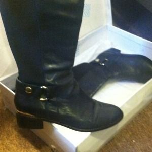 Steve madden boots (ON HOLD!!)
