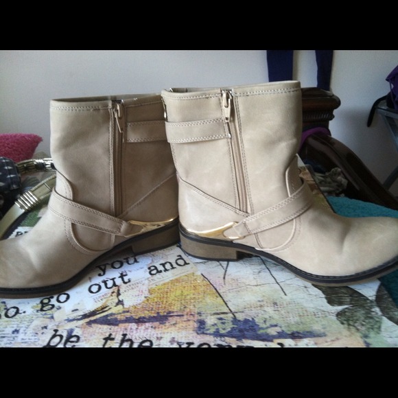 Cute beige mossimo boots