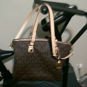 Authentic Michael kors multifunction purse