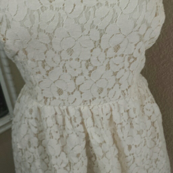 Lace dress - Picture 2 of 3