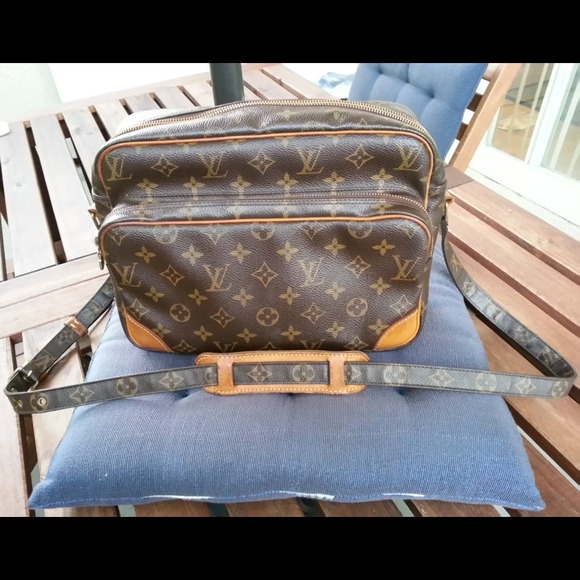 **SOLD**Authentic LV Nil Mm Reporter Bag