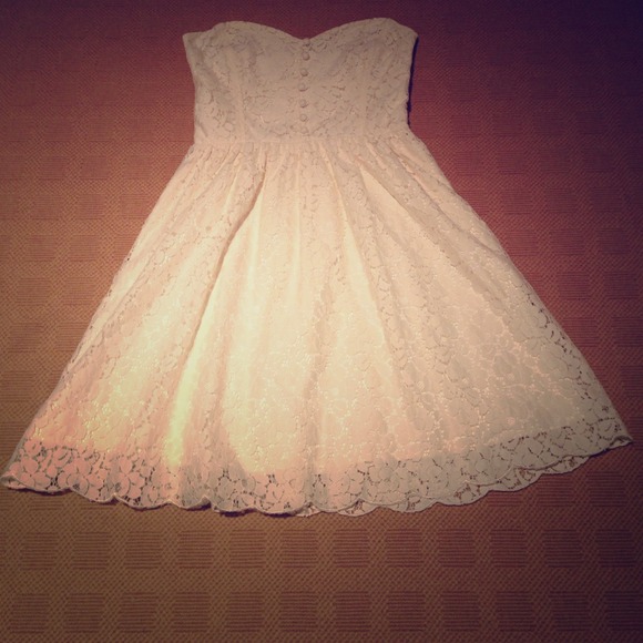 Aritzia Talula lace strapless dress - Picture 1 of 3