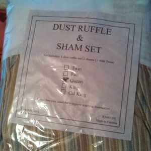 Queen dust ruffle & sham set.
