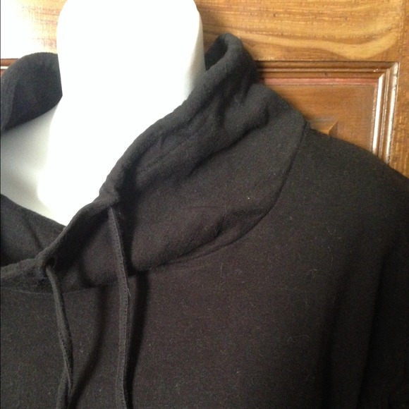 SOLD Black short sleeve sweatshirt - Picture 2 of 3