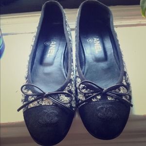 Adorable CHANEL flats!